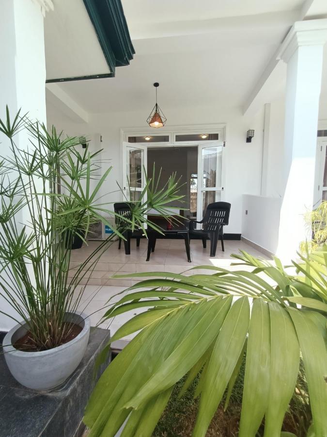 The Bamboo Tree Transit Hotel Катунаяка Екстер'єр фото