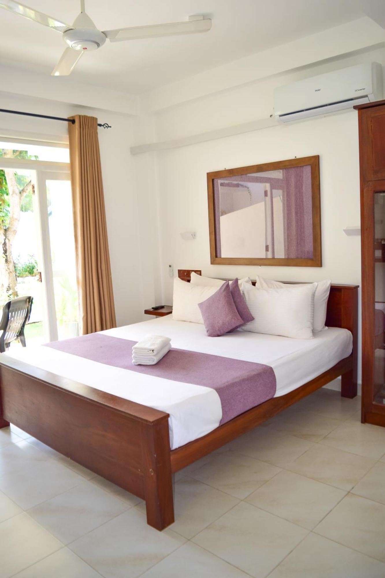 The Bamboo Tree Transit Hotel Катунаяка Екстер'єр фото