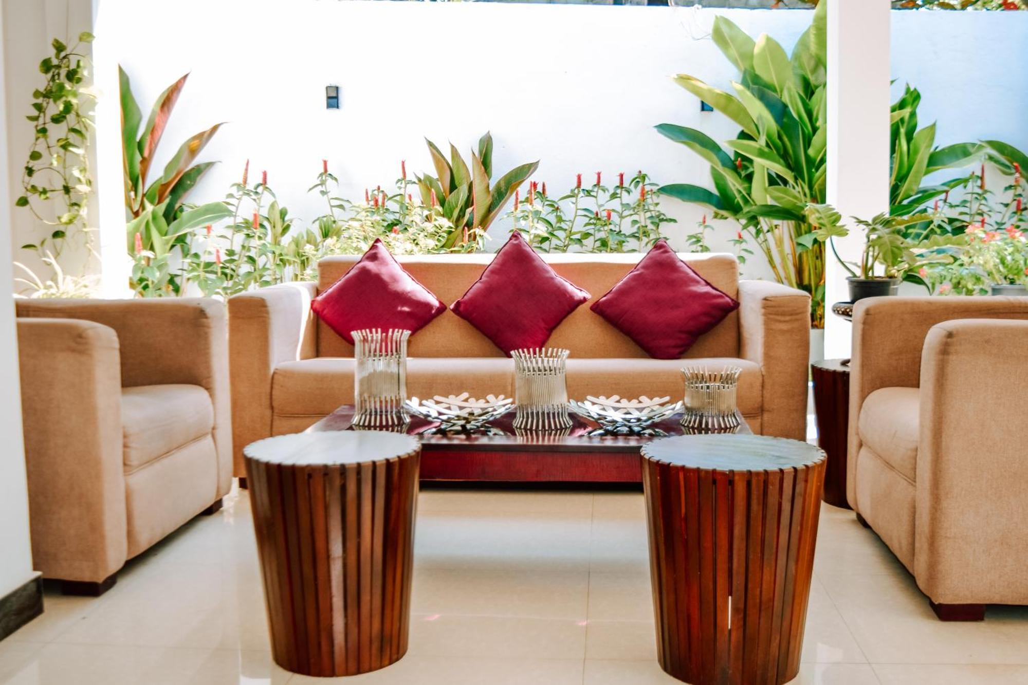 The Bamboo Tree Transit Hotel Катунаяка Екстер'єр фото