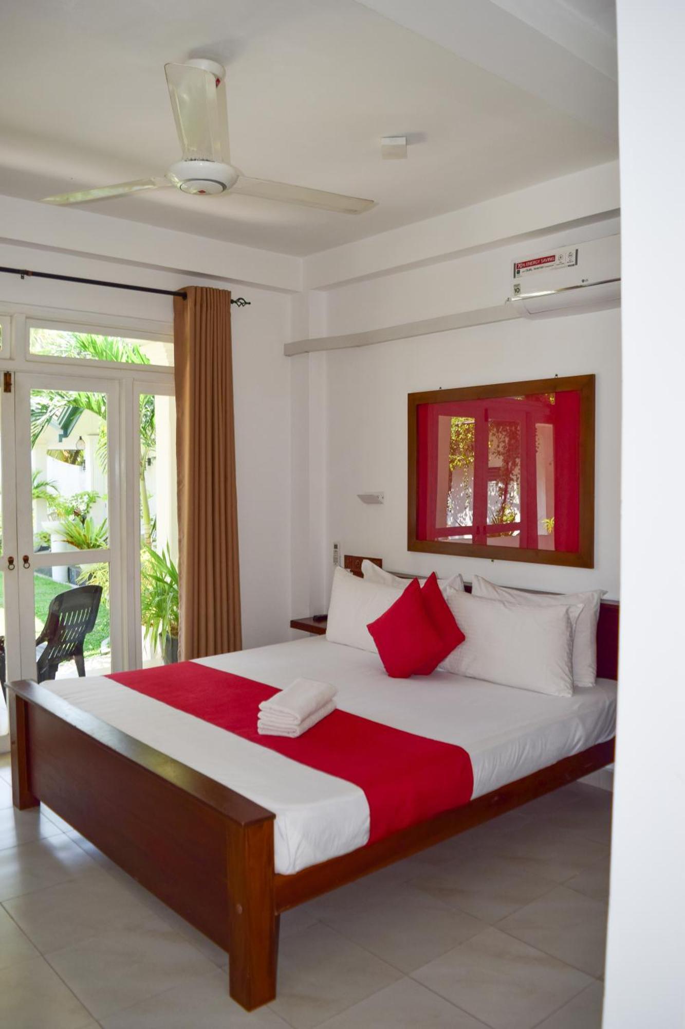 The Bamboo Tree Transit Hotel Катунаяка Екстер'єр фото
