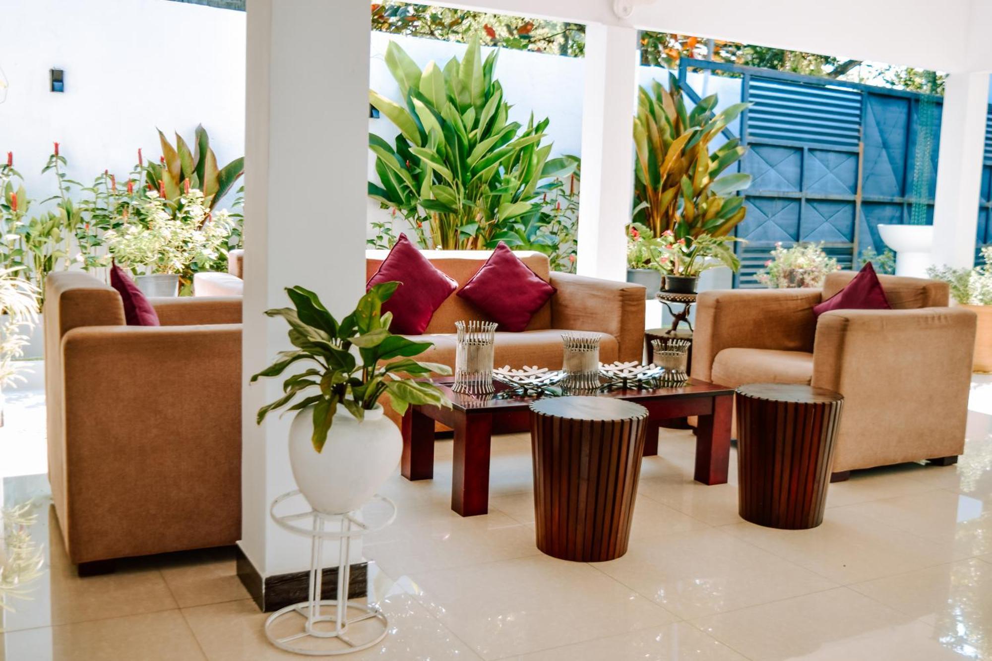 The Bamboo Tree Transit Hotel Катунаяка Екстер'єр фото